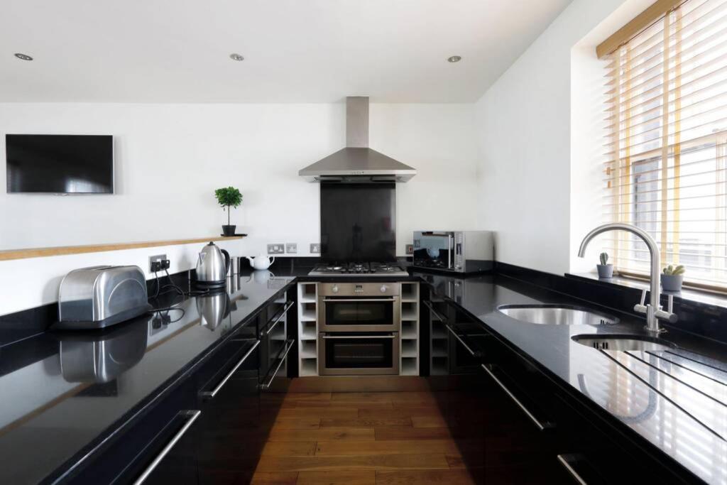 Beautiful 2 Bedroom Mews House With Parking By The Beach Brighton Eksteriør billede